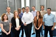 Miguel Anjos, professeur titulaire au sein du Département de mathématiques et de génie industriel de Polytechnique Montréal et directeur de la Chaire de recherche industrielle CRSNG-Hydro-Québec-Schneider Electric en optimisation des réseaux électriques intelligents (au centre), accompagné d’étudiants qui travailleront sur l’optimisation mathématique et les réseaux intelligents.  De gauche à droite : Mariana Rocha, Vilmar de Sousa, Émilie Chénier, Christian Bingane, Jesus Rodriguez, Mathieu Tanneau, Mathild