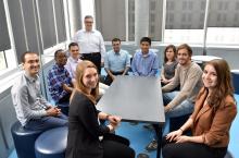 Rangée du fond : Miguel Anjos, professeur titulaire au sein du Département de mathématiques et de génie industriel de Polytechnique Montréal et directeur de la Chaire de recherche industrielle CRSNG-Hydro-Québec-Schneider Electric en optimisation des réseaux électriques intelligents. Rangée du milieu (de gauche à droite) : Les étudiants Vilmar de Sousa, Christian Bingane, Mathieu Tanneau, Ahmed Chaouachi, Jesus Rodriguez, Mariana Rocha et Adrien Barbry. Rangée avant (de gauche à droite) : Les étudiantes Émi