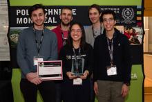 Première position : l'équipe AKA Ventus du Collège Jean-de-Brébeuf. De gauche à droite : Ken Zaghib; le mentor François Meunier; Anne Xuan-Lan Nguyen; le mentor Antoine Doray; Ahmed Hammoud.