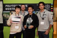 Troisième position : l’équipe The 403 Squad sans Zak du Collège Jean-de-Brébeuf, du Collège John Abbott et du Collège Marianopolis. Cheng Yuan Lian, Thomas Tran et Tigran Karapetyan (rangée avant), accompagnés de leur mentor.