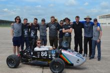 La délégation de la société technique Formule Polytechnique Montréal, avec la voiture de course, à l’édition 2018 de la compétition universitaire Formula SAE Lincoln, à Lincoln, au Nebraska.
