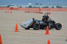 La voiture de course monoplace de la société technique Formule Polytechnique Montréal durant une épreuve de l’édition 2018 de la compétition universitaire Formula SAE Lincoln, à Lincoln, au Nebraska.