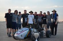 La délégation de la société technique Formule Polytechnique Montréal, avec la voiture monoplace et le trophée du troisième rang au classement général de l’édition 2018 de la compétition universitaire Formula SAE Lincoln, à Lincoln, au Nebraska.