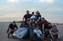 La délégation de la société technique Formule Polytechnique Montréal, avec la voiture monoplace et le trophée du troisième rang au classement général de l’édition 2018 de la compétition universitaire Formula SAE Lincoln, à Lincoln, au Nebraska.