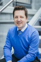 Frédéric Leblond, professeur associé au Département de génie physique de Polytechnique Montréal et chercheur au Centre de recherche du Centre hospitalier de l’Université de Montréal (CRCHUM). (Photo : Caroline Perron)