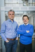 Dr Kevin Petrecca, chef du Service de neurochirurgie, chercheur spécialiste du cancer du cerveau et titulaire de la Chaire William Feindel de recherche en neuro-oncologie au Neuro, et Frédéric Leblond, professeur associé au Département de génie physique de Polytechnique Montréal et chercheur au Centre de recherche du Centre hospitalier de l’Université de Montréal (CRCHUM). (Photo : Caroline Perron)