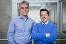 Dr Kevin Petrecca, chef du Service de neurochirurgie, chercheur spécialiste du cancer du cerveau et titulaire de la Chaire William Feindel de recherche en neuro-oncologie au Neuro, et Frédéric Leblond, professeur associé au Département de génie physique de Polytechnique Montréal et chercheur au Centre de recherche du Centre hospitalier de l’Université de Montréal (CRCHUM). (Photo : Caroline Perron)