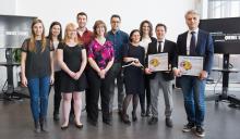 Dr Kevin Petrecca, chef du Service de neurochirurgie, chercheur spécialiste du cancer du cerveau et titulaire de la Chaire William Feindel de recherche en neuro-oncologie à l’Institut et hôpital neurologiques de Montréal (le Neuro) (1er à droite), Frédéric Leblond, professeur associé au Département de génie physique de Polytechnique Montréal et chercheur au Centre de recherche du Centre hospitalier de l’Université de Montréal (CRCHUM) (2e à droite) et des collaborateurs de la découverte scientifique récompe