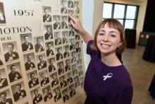 Viviane Aubin, diplômée au baccalauréat en génie mécanique (Po 2018), étudiante à la maîtrise en génie énergétique à Polytechnique Montréal et quatrième lauréate de l’Ordre de la rose blanche, pointe la photo de son grand-père, Rodrigue Caron, diplômé au baccalauréat en génie civil, sur la mosaïque de la 81e promotion de Polytechnique en 1957. (Photo : Denis Bernier)