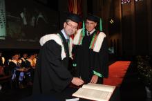 De gauche à droite : Sylvain Martel, professeur titulaire au Département de génie informatique et génie logiciel et directeur du Laboratoire de nanorobotique de Polytechnique Montréal, le récipiendaire du Prix d’excellence en recherche et innovation 2017 de Polytechnique Montréal; Luc Maurice, Secrétaire général de Polytechnique Montréal.