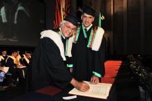 De gauche à droite : Michel Aubertin, professeur émérite du Département des génies civil, géologique et des mines de Polytechnique Montréal; Luc Maurice, Secrétaire général de Polytechnique Montréal.