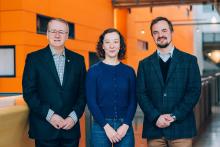 De gauche à droite : Michel Meunier, professeur titulaire à Polytechnique Montréal; Ariel Wilson, postdoctorante à Polytechnique Montréal et au Centre intégré universitaire de santé et de services sociaux (CIUSSS) de l’Est-de-l’Île-de-Montréal; Przemyslaw (Mike) Sapieha, professeur adjoint à l’Université de Montréal et chercheur au Centre intégré universitaire de santé et de services sociaux (CIUSSS) de l’Est-de-l’Île-de-Montréal. (Photo : Carole Perron photographies) De gauche à droite : Michel Meunier, professeur titulaire à Polytechnique Montréal; Ariel Wilson, postdoctorante à Polytechnique Montréal et au Centre intégré universitaire de santé et de services sociaux (CIUSSS) de l’Est-de-l’Île-de-Montréal; Przemyslaw (Mike) Sapieha, professeur adjoint à l’Université de Montréal et chercheur au Centre intégré universitaire de santé et de services sociaux (CIUSSS) de l’Est-de-l’Île-de-Montréal. (Photo : Carole Perron photographies)