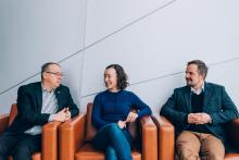 De gauche à droite : Michel Meunier, professeur titulaire à Polytechnique Montréal; Ariel Wilson, postdoctorante à Polytechnique Montréal et au Centre intégré universitaire de santé et de services sociaux (CIUSSS) de l’Est-de-l’Île-de-Montréal; Przemyslaw (Mike) Sapieha, professeur adjoint à l’Université de Montréal et chercheur au Centre intégré universitaire de santé et de services sociaux (CIUSSS) de l’Est-de-l’Île-de-Montréal. (Photo : Carole Perron photographies)