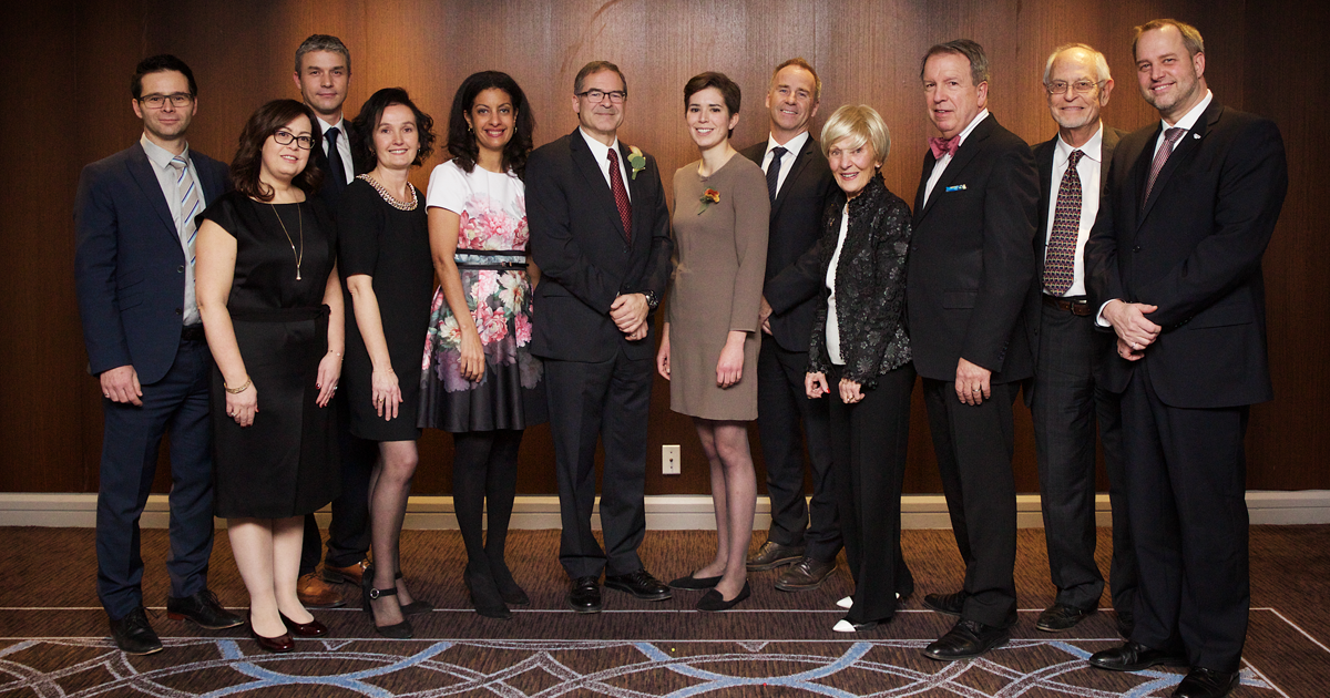 De gauche à droite : M. Pascal Grenier, vice-président, Ingénierie, Exploitation et Innovation mondiales de CAE; Mme Fabienne Lacoste, présidente et chef de la direction de gestion FÉRIQUE et présidente d’honneur du Gala Prix Mérite; M. Jean-Philippe Para De gauche à droite : M. Pascal Grenier, vice-président, Ingénierie, Exploitation et Innovation mondiales de CAE; Mme Fabienne Lacoste, présidente et chef de la direction de gestion FÉRIQUE et présidente d’honneur du Gala Prix Mérite; M. Jean-Philippe Para