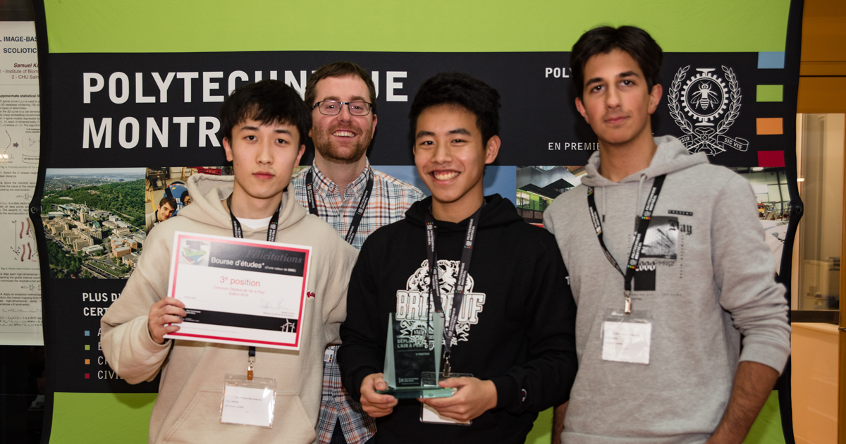 Troisième position : l’équipe The 403 Squad sans Zak du Collège Jean-de-Brébeuf, du Collège John Abbott et du Collège Marianopolis. Cheng Yuan Lian, Thomas Tran et Tigran Karapetyan (rangée avant), accompagnés de leur mentor. Troisième position : l’équipe The 403 Squad sans Zak du Collège Jean-de-Brébeuf, du Collège John Abbott et du Collège Marianopolis. Cheng Yuan Lian, Thomas Tran et Tigran Karapetyan (rangée avant), accompagnés de leur mentor.