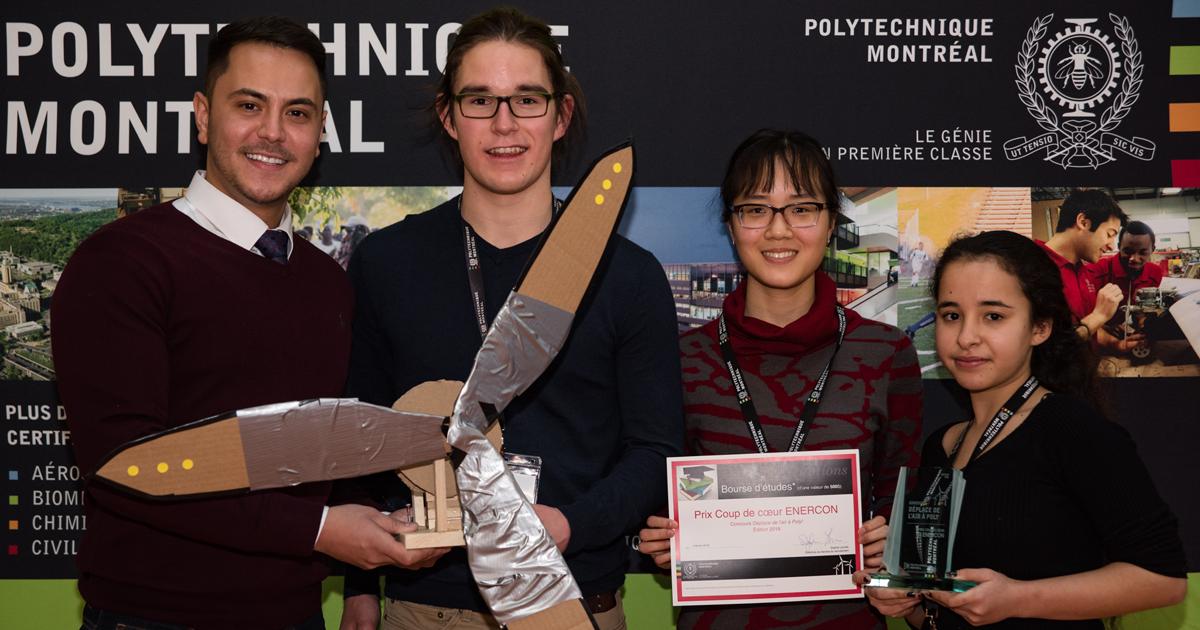 Prix Coup de cœur Enercon pour l’ingéniosité de conception : l'équipe SLA BdeB du Collège de Bois-de-Boulogne. De gauche à droite : Mohammed Senay, représentant de la compagnie Enercon; Marc-Antoine Blondeau; Linda Chau; Nohaila Ahssinou. Prix Coup de cœur Enercon pour l’ingéniosité de conception : l'équipe SLA BdeB du Collège de Bois-de-Boulogne. De gauche à droite : Mohammed Senay, représentant de la compagnie Enercon; Marc-Antoine Blondeau; Linda Chau; Nohaila Ahssinou.
