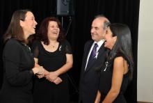 Dans l'ordre habituel: Nathalie Provost, diplômée de Polytechnique et marraine de l'Ordre de la rose blanche, Tahereh Entesari, mère de la récipiendaire, Dariush Gholami, père de la récipiendaire et Tara Gholami, récipiendaire de la bourse de l'Ordre de la rose blanche.