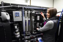 Une étudiante de Polytechnique Montréal utilisant des composantes de l'unité de recherche en géothermie