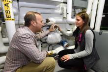 Professeur Philippe Pasquier et une étudiante utilisant des composantes de l'unité de recherche en géothermie de Polytechnique Montréal Professeur Philippe Pasquier et une étudiante utilisant des composantes de l'unité de recherche en géothermie de Polytechnique Montréal