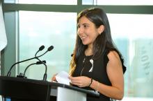Tara Gholami, première récipiendaire de la bourse de l'Ordre de la rose blanche