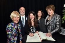 De gauche à droite : Michèle Thibodeau-DeGuire, principale et présidente du Conseil de Polytechnique et présidente du jury de l’Ordre de la rose blanche; Christophe Guy, directeur général de Polytechnique; Liane Bernstein, deuxième récipiendaire de l’Ordre de la rose blanche signant le livre d’or de Polytechnique Montréal; Nathalie Provost, diplômée de Polytechnique blessée lors de la tragédie de 1989 et ambassadrice de l’Ordre de la rose blanche; Hélène David, ministre responsable de l’Enseignement supérie