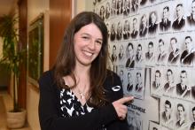 Liane Bernstein, lauréate de l’Ordre de la rose blanche, devant la photo de son grand-père maternel, Jean Béland, diplômé de Polytechnique en 1944 Liane Bernstein, lauréate de l’Ordre de la rose blanche, devant la photo de son grand-père maternel, Jean Béland, diplômé de Polytechnique en 1944