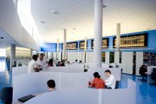 Espace de travail à la bibliothèque, 9,7 Mo, format JPEG, © Productions punch inc. 