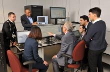 Le professeur Jean Mahseredjian et des étudiants dans le laboratoire de la Chaire industrielle de recherche CRSNG/Hydro-Québec/RTE/EDF/OPAL-RT en simulation multiéchelle de temps des transitoires dans les réseaux électriques de grandes dimensions.