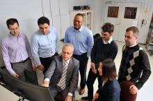 Le professeur Jean Mahseredjian et des étudiants dans le laboratoire de la Chaire industrielle de recherche CRSNG/Hydro-Québec/RTE/EDF/OPAL-RT en simulation multiéchelle de temps des transitoires dans les réseaux électriques de grandes dimensions.