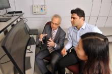 Le professeur Jean Mahseredjian et des étudiants dans le laboratoire de la Chaire industrielle de recherche CRSNG/Hydro-Québec/RTE/EDF/OPAL-RT en simulation multiéchelle de temps des transitoires dans les réseaux électriques de grandes dimensions.