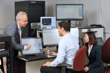 Le professeur Jean Mahseredjian et des étudiants dans le laboratoire de la Chaire industrielle de recherche CRSNG/Hydro-Québec/RTE/EDF/OPAL-RT en simulation multiéchelle de temps des transitoires dans les réseaux électriques de grandes dimensions.