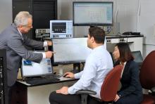 Le professeur Jean Mahseredjian et des étudiants dans le laboratoire de la Chaire industrielle de recherche CRSNG/Hydro-Québec/RTE/EDF/OPAL-RT en simulation multiéchelle de temps des transitoires dans les réseaux électriques de grandes dimensions.