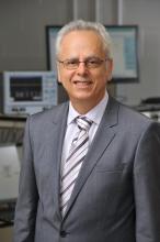 Jean Mahseredjian, professeur titulaire au Département de génie électrique à Polytechnique Montréal et directeur de la Chaire industrielle de recherche CRSNG/Hydro-Québec/RTE/EDF/OPAL-RT en simulation multiéchelle de temps des transitoires dans les réseaux électriques de grandes dimensions.