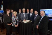 De gauche à droite : Bettina Hamelin, vice-présidente, Direction des partenariats de recherche au CRSNG; Jérôme Gosset, directeur principal de l’Institut de recherche d'Hydro-Québec; Michèle Thibodeau-DeGuire, principale et présidente du Conseil d’administration de Polytechnique Montréal; Christophe Guy, directeur général de Polytechnique Montréal; Jean Mahseredjian, directeur de la chaire industrielle de recherche et professeur titulaire au Département de génie électrique de Polytechnique Montréal; Stefan 