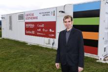 Benoît Courcelles, professeur adjoint au Département des génies civil, géologique et des mines de Polytechnique Montréal, devant l'unité de recherche en géothermie Benoît Courcelles, professeur adjoint au Département des génies civil, géologique et des mines de Polytechnique Montréal, devant l'unité de recherche en géothermie