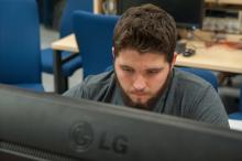 Un participant au marathon de programmation Hackatown 2017 tenu à Polytechnique Montréal les 4 et 5 février 2017. (Crédit photo : Loïc Bellemare-Alford, PolyPhoto)