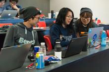 Des participants au marathon de programmation Hackatown 2017 tenu à Polytechnique Montréal les 4 et 5 février 2017. (Crédit photo : Loïc Bellemare-Alford, PolyPhoto)