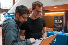 Des participants au marathon de programmation Hackatown 2017 tenu à Polytechnique Montréal les 4 et 5 février 2017. (Crédit photo : Loïc Bellemare-Alford, PolyPhoto) Des participants au marathon de programmation Hackatown 2017 tenu à Polytechnique Montréal les 4 et 5 février 2017. (Crédit photo : Loïc Bellemare-Alford, PolyPhoto)