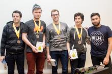 Les gagnants du 2e prix du marathon de programmation Hackatown 2017 : Équipe « Montreal Vibes ». De gauche à droite : Jules Favreau Pollender, Frédéric Quenneville, Anthony Garant, Samuel Lavoie-Marchildon. (Crédit photo : Loïc Bellemare-Alford, PolyPhoto)