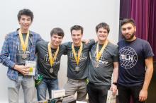 Les gagnants du 1er prix du marathon de programmation Hackatown 2017 : Équipe « Vive 3?5 ». De gauche à droite : André Dasté, Justin Brulotte, Charles-Oliver Demers, Alex Morin. (Crédit photo : Loïc Bellemare-Alford, PolyPhoto)