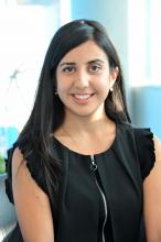 Tara Gholami, première récipiendaire de la bourse de l'Ordre de la rose blanche