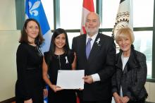 Dans l'ordre habituel: Nathalie Provost, diplômée de Polytechnique et marraine de l'Ordre de la rose blanche, Tara Gholami, récipiendaire de la bourse de l'Ordre de la rose blanche, Christophe Guy, directeur général de Polytechnique Montréal et Michèle Thibodeau-DeGuire, principale et présidente du Conseil d'administration de Polytechnique Montréal.