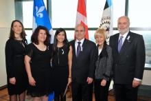 Dans l'ordre habituel: Nathalie Provost, diplômée de Polytechnique et marraine de l'Ordre de la rose blanche, Tahereh Entesari, mère de la récipiendaire, Tara Gholami, récipiendaire de la bourse de l'Ordre de la rose blanche, Dariush Gholami, père de la récipiendaire, Christophe Guy, directeur général de Polytechnique Montréal et Michèle Thibodeau-DeGuire, principale et présidente du Conseil d'administration de Polytechnique Montréal.