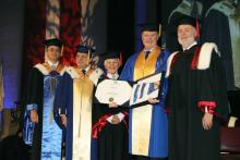 De gauche à droite : M. Alexandre Chabot, secrétaire général de l’Université de Montréal; M. Guy Breton, recteur de l’Université de Montréal; Mme Michèle Thibodeau-DeGuire, principale et présidente du Conseil de Polytechnique Montréal; M. Paul Lepage, président de TELUS Santé; M. Christophe Guy, directeur général de Polytechnique Montréal.
