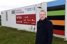 Philippe Pasquier, professeur agrégé au Département des génies civil, géologique et des mines de Polytechnique Montréal, devant l'unité de recherche en géothermie