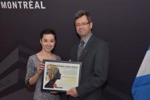 De gauche à droite : Marie Lambert-Chan, rédactrice en chef de Québec Science; Sylvain Martel, directeur du Laboratoire de nanorobotique de Polytechnique Montréal et récipiendaire du Prix du public Québec Science Découverte de l’année 2016.