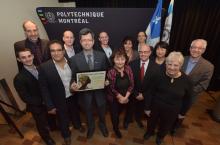 Le professeur Sylvain Martel et les membres de son équipe présents lors de la remise du Prix du public Québec Science Découverte de l’année 2016. Rangée arrière (de gauche à droite) : Michael Atkin (Polytechnique); Dumitru Loghin (Polytechnique); Charles Tremblay (Polytechnique); Neila Kaou (Polytechnique); Michel Lafleur (Université de Montréal). Rangée avant (de gauche à droite) : Dominic De Lanauze (Polytechnique); Mahmood Mohammadi (Polytechnique); Sylvain Martel (Polytechnique); Danuta Radzioch (CUSM);
